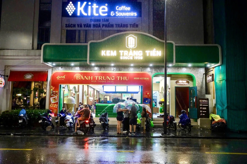 Đội mưa đến check-in lần cuối ở kem Tràng Tiền Đội mưa đến check-in lần cuối ở kem Tràng Tiền