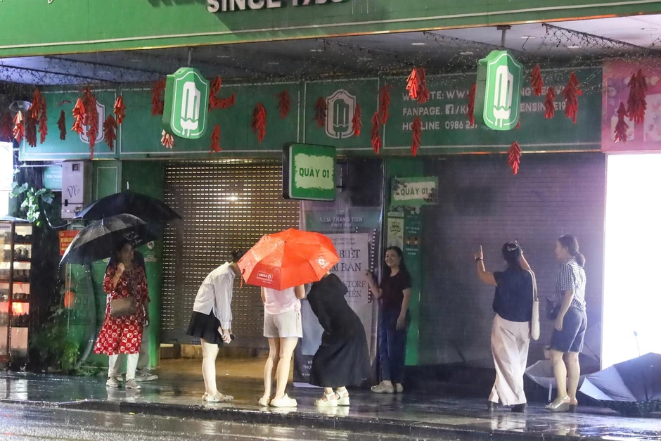 Đội mưa đến check-in lần cuối ở kem Tràng Tiền Đội mưa đến check-in lần cuối ở kem Tràng Tiền