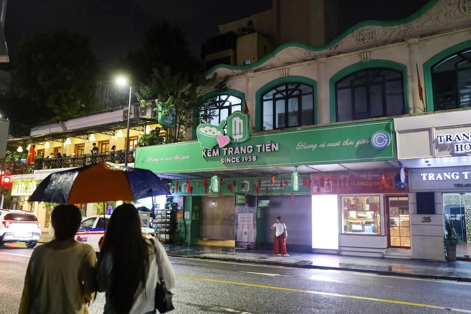 Đội mưa đến check-in lần cuối ở kem Tràng Tiền Đội mưa đến check-in lần cuối ở kem Tràng Tiền