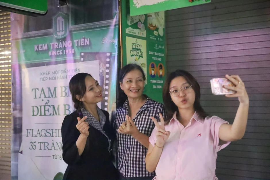 Đội mưa đến check-in lần cuối ở kem Tràng Tiền Đội mưa đến check-in lần cuối ở kem Tràng Tiền