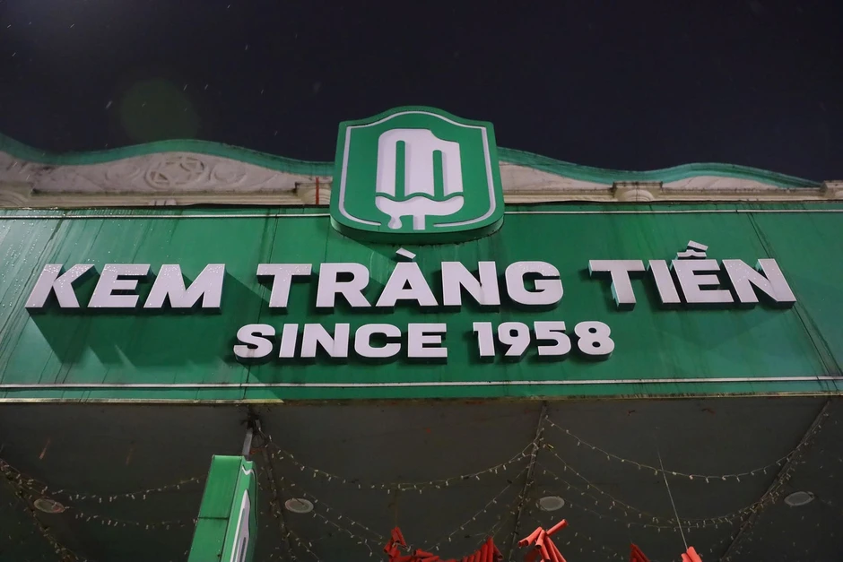 Đội mưa đến check-in lần cuối ở kem Tràng Tiền Đội mưa đến check-in lần cuối ở kem Tràng Tiền