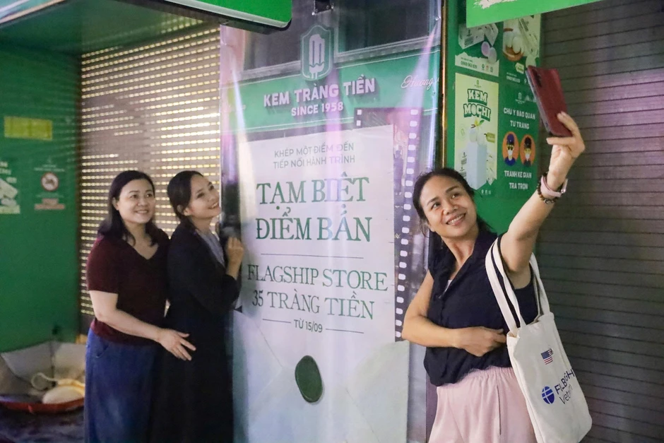 Đội mưa đến check-in lần cuối ở kem Tràng Tiền Đội mưa đến check-in lần cuối ở kem Tràng Tiền