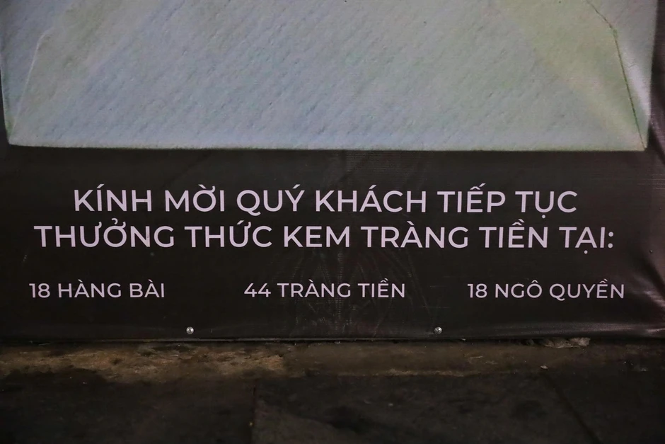 Đội mưa đến check-in lần cuối ở kem Tràng Tiền Đội mưa đến check-in lần cuối ở kem Tràng Tiền
