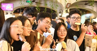 Đội mưa đến check-in lần cuối ở kem Tràng Tiền