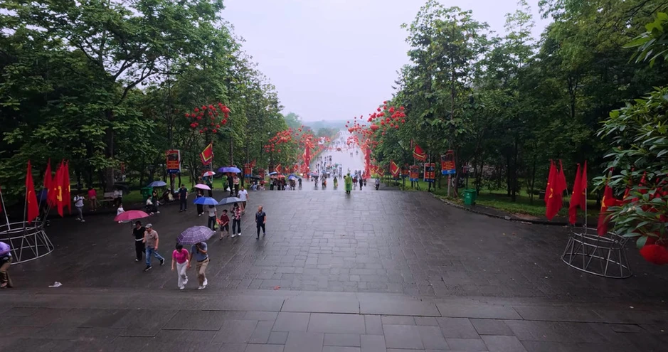 Dòng người về Đền Hùng trong cơn mưa lớn Dòng người về Đền Hùng trong cơn mưa lớn
