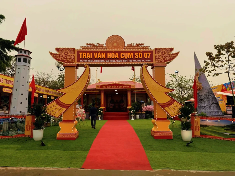 Dòng người về Đền Hùng trong cơn mưa lớn Dòng người về Đền Hùng trong cơn mưa lớn