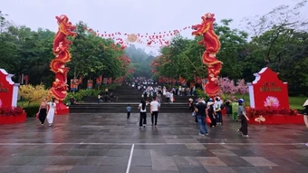 Dòng người về Đền Hùng trong cơn mưa lớn