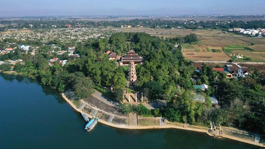 Du sơn ngoạn thủy: 'Cảnh thêm Hương Thủy, Ngự Bình điểm tô' Du sơn ngoạn thủy: 'Cảnh thêm Hương Thủy, Ngự Bình điểm tô'