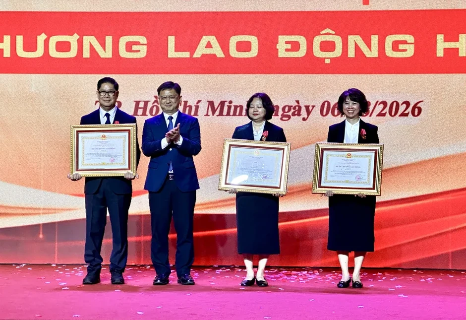 Fahasa đón nhận Huân chương Lao động hạng Nhất Fahasa đón nhận Huân chương Lao động hạng Nhất
