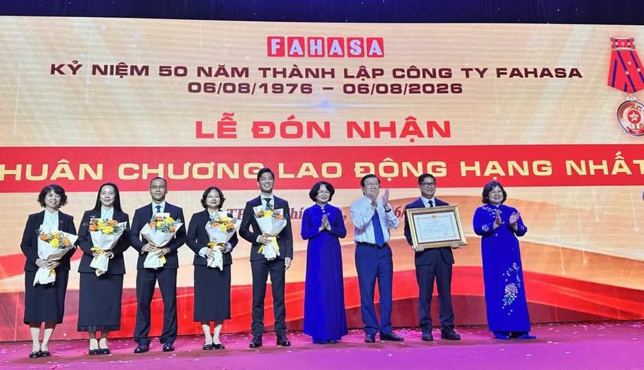 Fahasa đón nhận Huân chương Lao động hạng Nhất Fahasa đón nhận Huân chương Lao động hạng Nhất