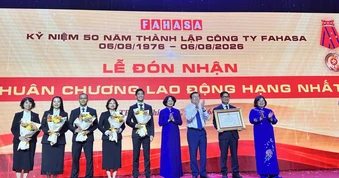 Fahasa đón nhận Huân chương Lao động hạng Nhất
