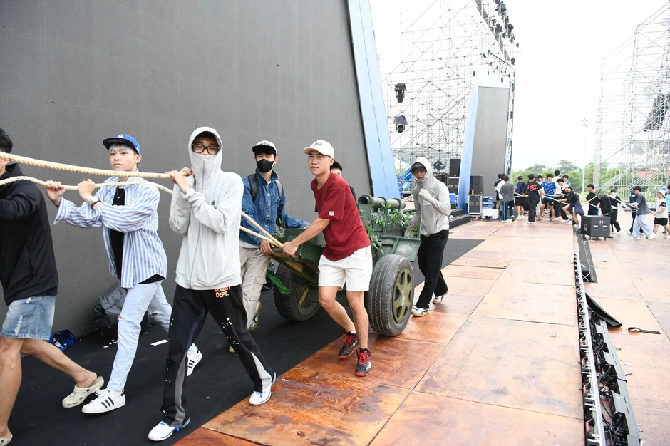Gần 1.000 người hối hả chuẩn bị cho concert Thanh xuân Gần 1.000 người hối hả chuẩn bị cho concert Thanh xuân
