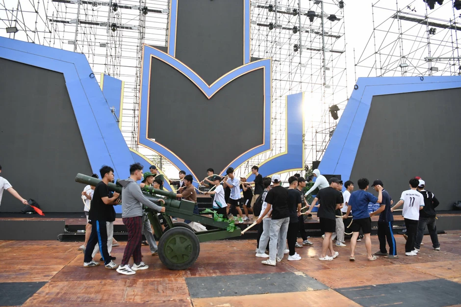 Gần 1.000 người hối hả chuẩn bị cho concert Thanh xuân Gần 1.000 người hối hả chuẩn bị cho concert Thanh xuân