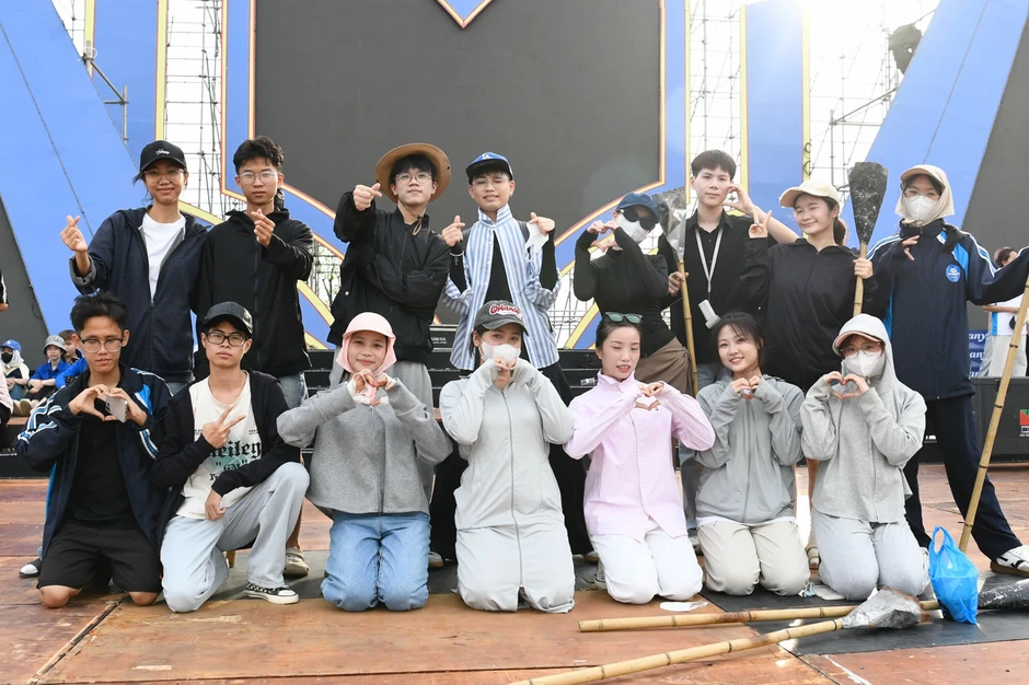 Gần 1.000 người hối hả chuẩn bị cho concert Thanh xuân Gần 1.000 người hối hả chuẩn bị cho concert Thanh xuân