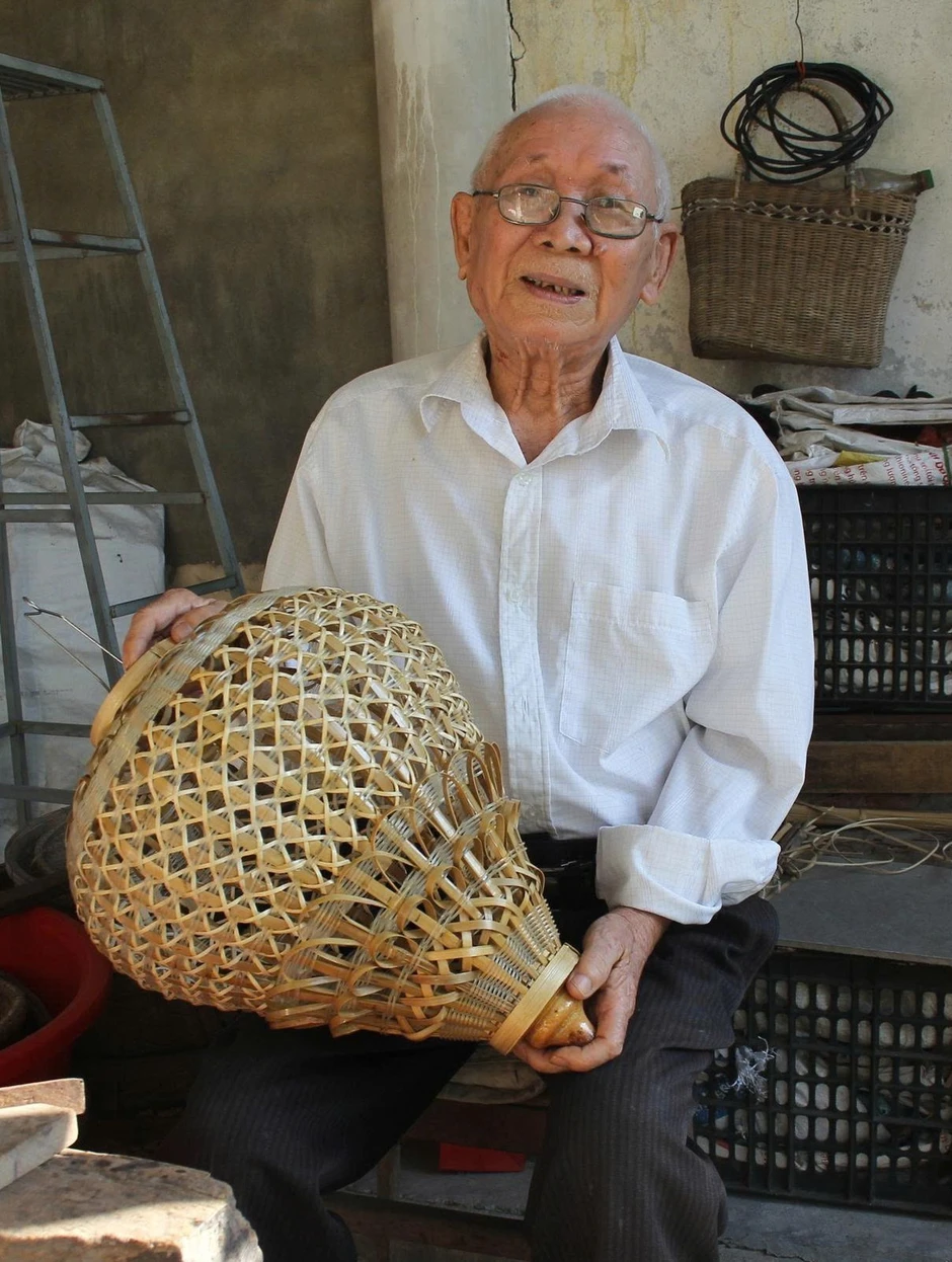 Gặp cha đẻ của đèn lồng gấp nơi phố cổ Gặp cha đẻ của đèn lồng gấp nơi phố cổ