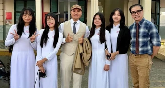 Giải mã lịch sử bằng tri thức và cảm xúc