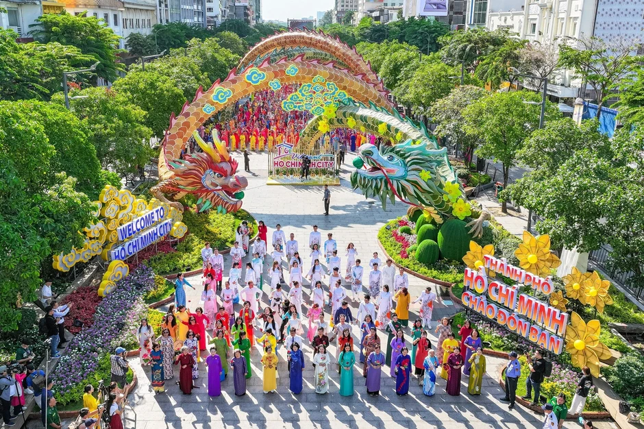 Giám đốc Sở Du lịch TPHCM gom rác, kiểm tra sân khấu trước giờ khai mạc Lễ hội Áo dài