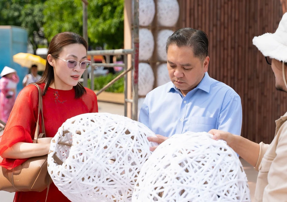 Giám đốc Sở Du lịch TPHCM gom rác, kiểm tra sân khấu trước giờ khai mạc Lễ hội Áo dài