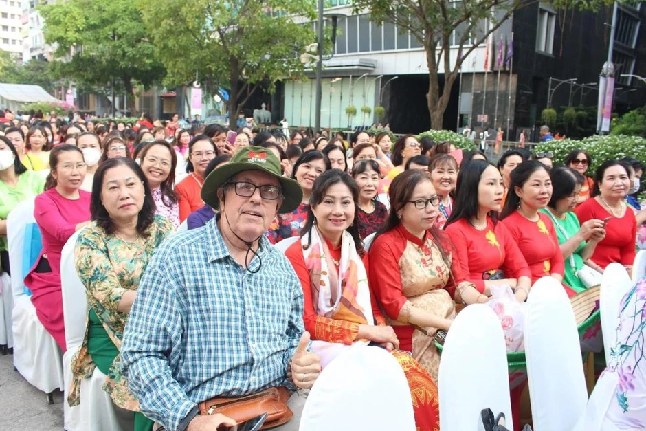 Giám đốc Sở Du lịch TPHCM gom rác, kiểm tra sân khấu trước giờ khai mạc Lễ hội Áo dài