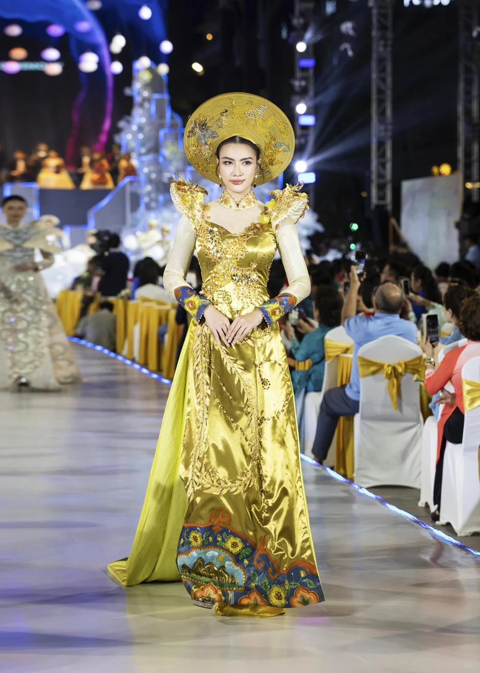 Giám đốc Sở Du lịch TPHCM gom rác, kiểm tra sân khấu trước giờ khai mạc Lễ hội Áo dài