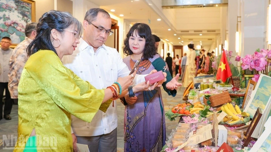 Giao lưu hữu nghị “Sắc màu văn hóa ASEAN” tại Hà Nội Giao lưu hữu nghị “Sắc màu văn hóa ASEAN” tại Hà Nội