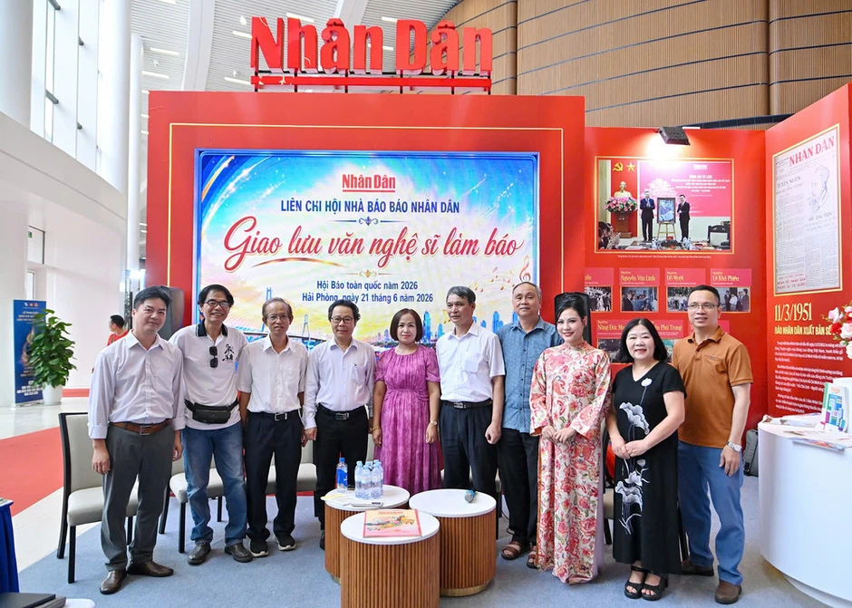 Giao lưu văn nghệ sĩ đất Cảng gắn bó với Báo Nhân Dân Giao lưu văn nghệ sĩ đất Cảng gắn bó với Báo Nhân Dân