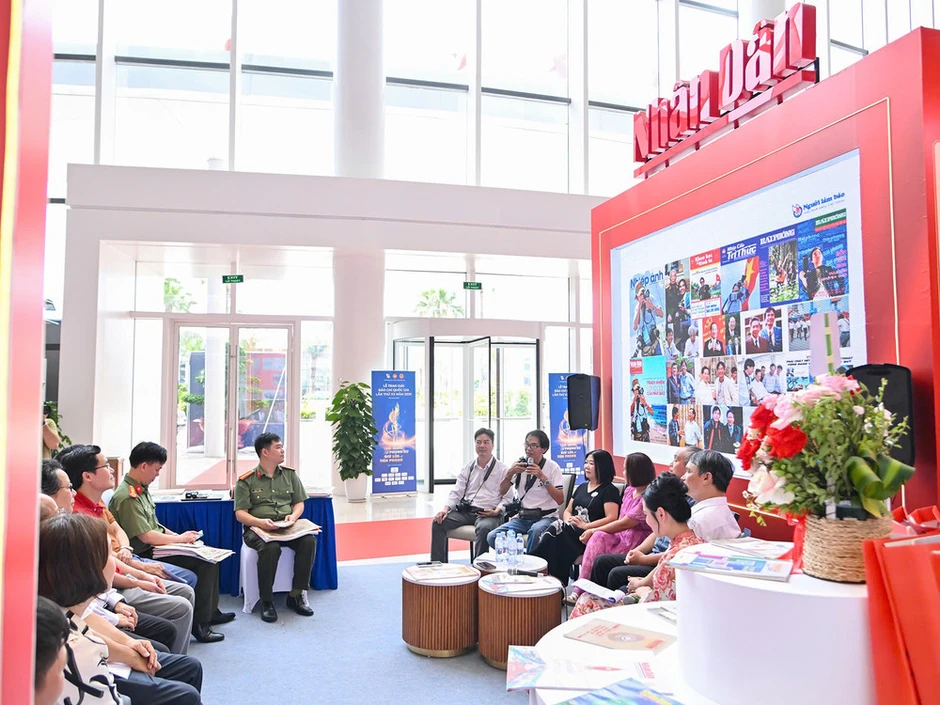 Giao lưu văn nghệ sĩ đất Cảng gắn bó với Báo Nhân Dân Giao lưu văn nghệ sĩ đất Cảng gắn bó với Báo Nhân Dân