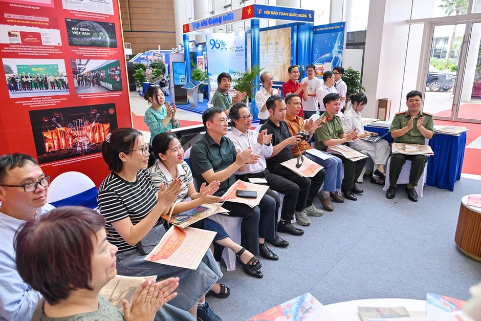 Giao lưu văn nghệ sĩ đất Cảng gắn bó với Báo Nhân Dân Giao lưu văn nghệ sĩ đất Cảng gắn bó với Báo Nhân Dân