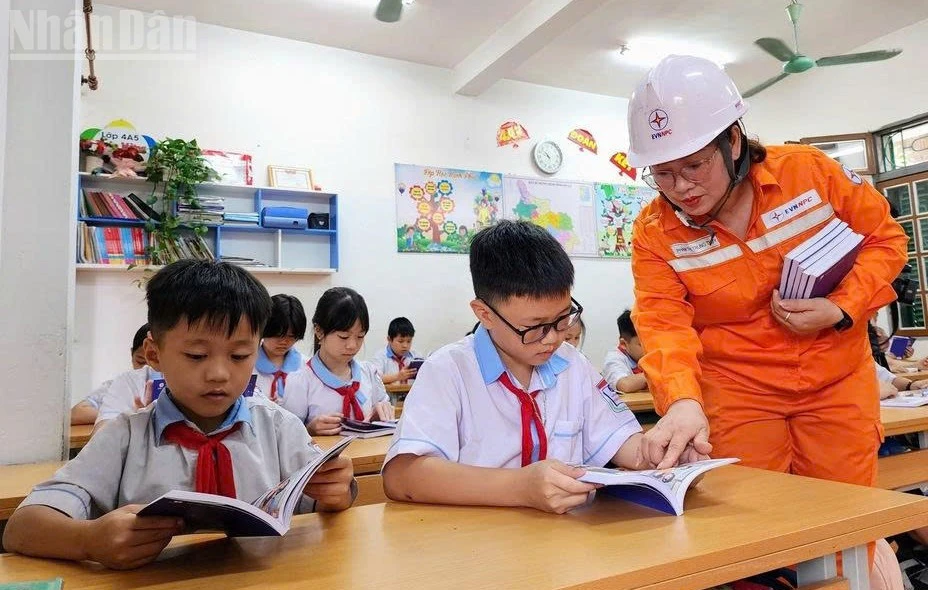 Gieo ý thức tiết kiệm điện cho học sinh từ những trang sách thiếu nhi Gieo ý thức tiết kiệm điện cho học sinh từ những trang sách thiếu nhi