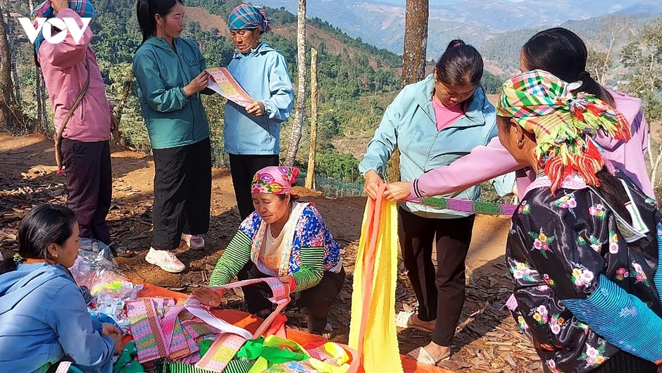 Gìn giữ văn hóa người Mông Trắng từ nghề may trang phục dân tộc Gìn giữ văn hóa người Mông Trắng từ nghề may trang phục dân tộc