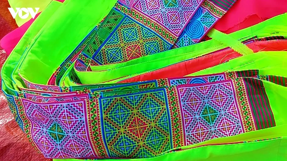 Gìn giữ văn hóa người Mông Trắng từ nghề may trang phục dân tộc Gìn giữ văn hóa người Mông Trắng từ nghề may trang phục dân tộc