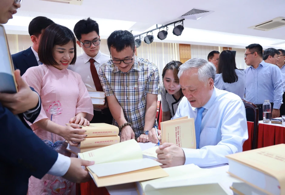 Giới thiệu cuốn sách Xây dựng Chính phủ liêm chính, kiến tạo trong kỷ nguyên mới Giới thiệu cuốn sách Xây dựng Chính phủ liêm chính, kiến tạo trong kỷ nguyên mới