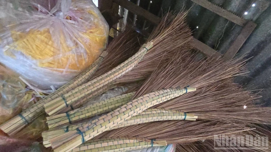 Giữ lửa làng nghề bó chổi cọng dừa Vĩnh Chánh