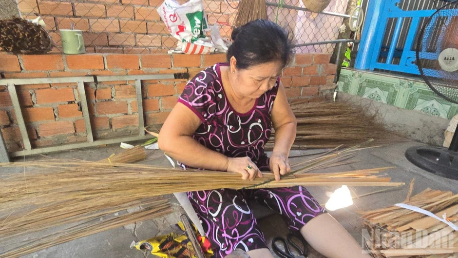 Giữ lửa làng nghề bó chổi cọng dừa Vĩnh Chánh