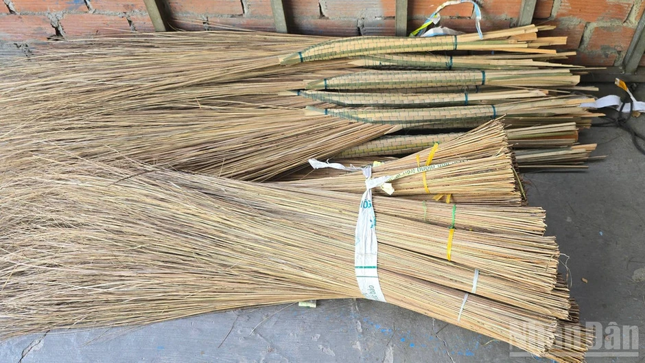 Giữ lửa làng nghề bó chổi cọng dừa Vĩnh Chánh