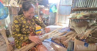 Giữ lửa làng nghề bó chổi cọng dừa Vĩnh Chánh