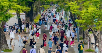 Hàng ngàn du khách tham quan Đại nội Huế trong ngày lễ 30-4
