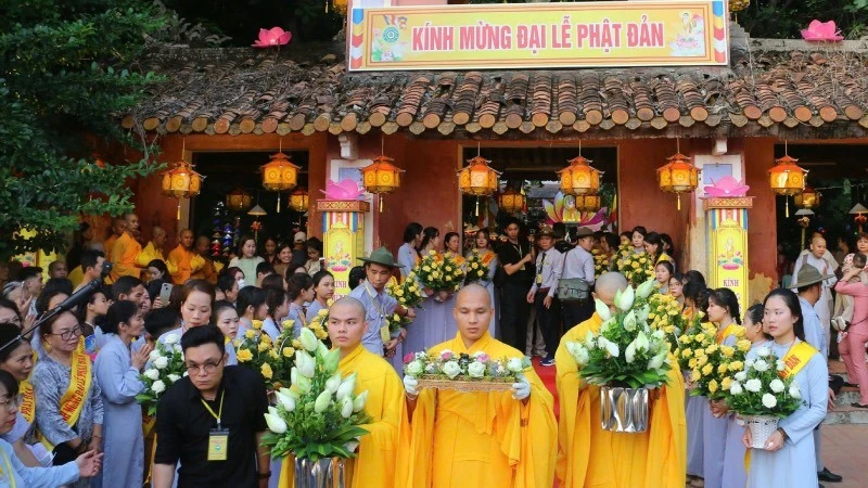 Hàng ngàn người tham dự lễ rước Phật ở Huế Hàng ngàn người tham dự lễ rước Phật ở Huế