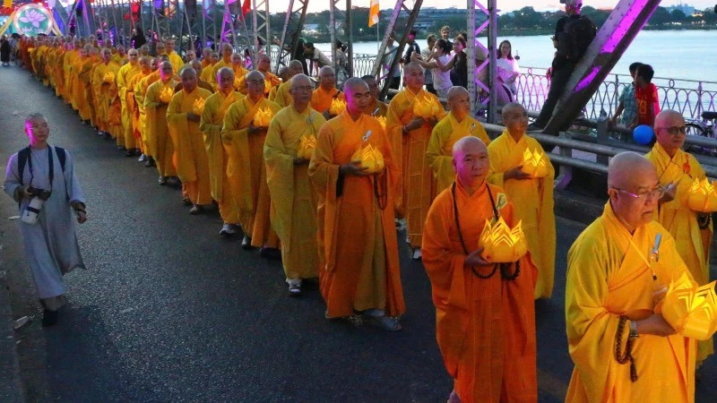Hàng ngàn người tham dự lễ rước Phật ở Huế Hàng ngàn người tham dự lễ rước Phật ở Huế