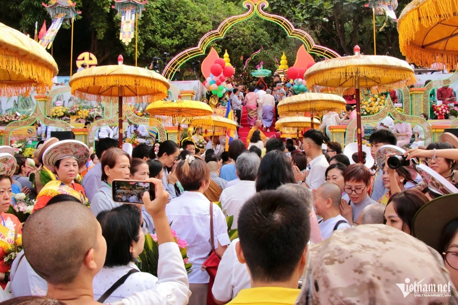 Hàng nghìn người chen chân dự Lễ hội Quán Thế Âm Hàng nghìn người chen chân dự Lễ hội Quán Thế Âm