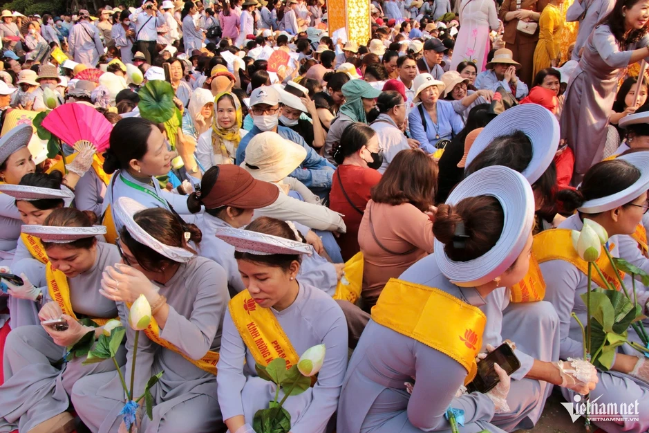Hàng nghìn người chen chân dự Lễ hội Quán Thế Âm Hàng nghìn người chen chân dự Lễ hội Quán Thế Âm