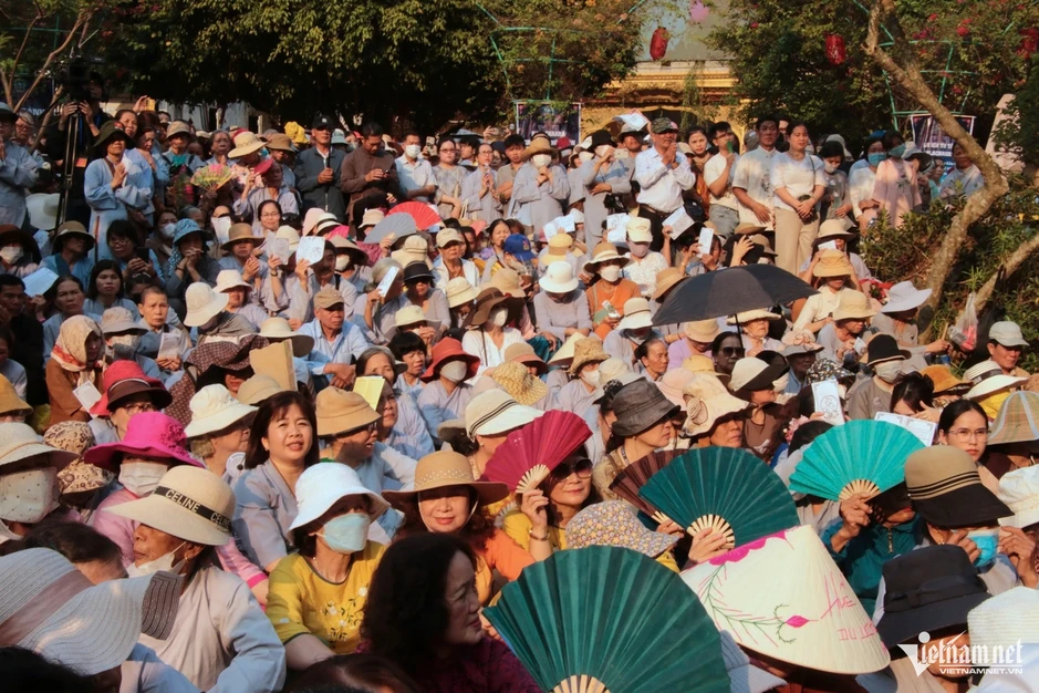 Hàng nghìn người chen chân dự Lễ hội Quán Thế Âm Hàng nghìn người chen chân dự Lễ hội Quán Thế Âm