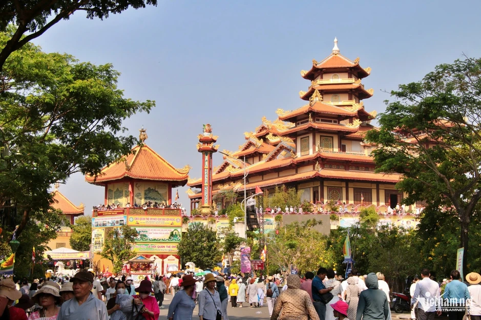 Hàng nghìn người chen chân dự Lễ hội Quán Thế Âm Hàng nghìn người chen chân dự Lễ hội Quán Thế Âm