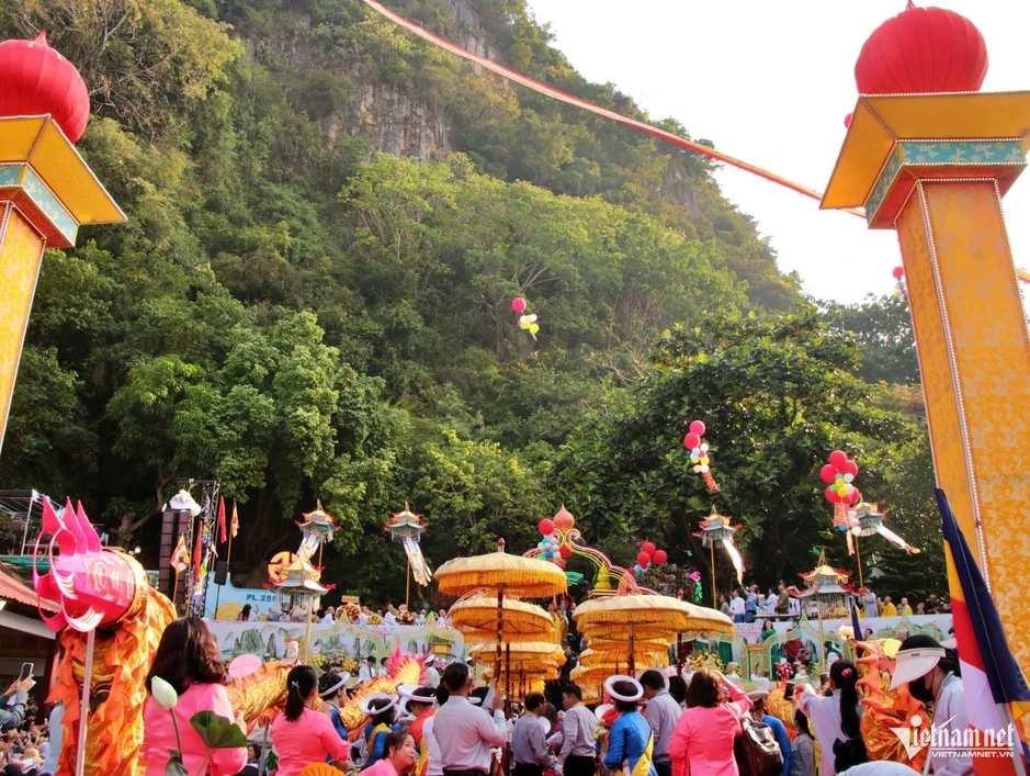 Hàng nghìn người chen chân dự Lễ hội Quán Thế Âm Hàng nghìn người chen chân dự Lễ hội Quán Thế Âm