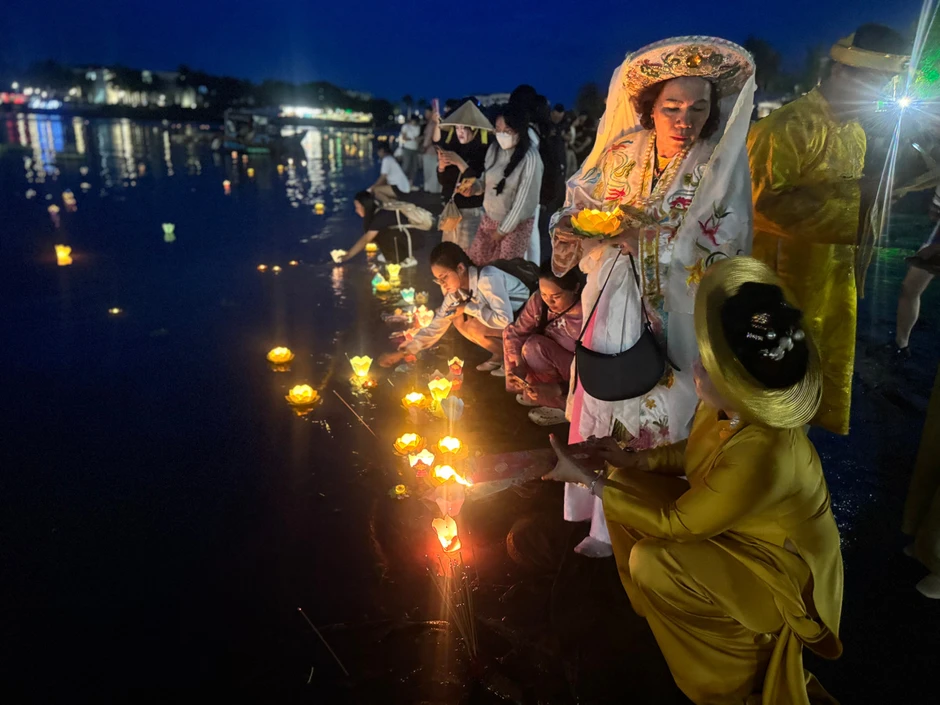 Hàng nghìn người khai hội Tháp Bà Ponagar Hàng nghìn người khai hội Tháp Bà Ponagar