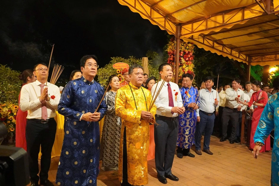 Hàng nghìn người khai hội Tháp Bà Ponagar Hàng nghìn người khai hội Tháp Bà Ponagar