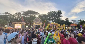 Hàng nghìn người khai hội Tháp Bà Ponagar