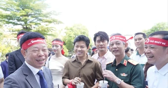 Hàng nghìn người tham quan gian hàng ở Chủ Nhật Đỏ