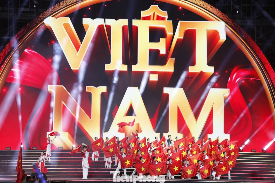 Hàng vạn người dân Bắc Ninh đổ về Quảng trường 3/2 Hàng vạn người dân Bắc Ninh đổ về Quảng trường 3/2