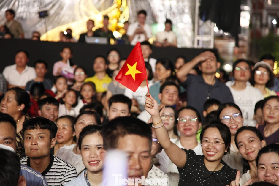 Hàng vạn người dân Bắc Ninh đổ về Quảng trường 3/2 Hàng vạn người dân Bắc Ninh đổ về Quảng trường 3/2